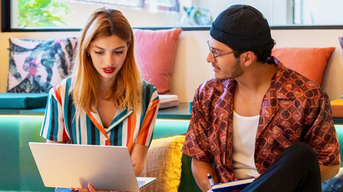 Hoe communiceer je met collega’s? Hou je ouderwets je telefoon aan je oor of beweeg je je vingers over het toetsenbord? Bellen, appen, chatten en e-mailen: elk communicatiemiddel heeft voor- en nadelen. En iedere collega zo z’n voorkeur. Benieuwd welke? Vertellen we je in dit artikel.